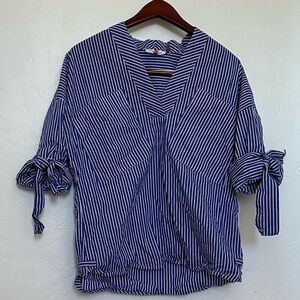 Calvin Klein Small Women’s Blue and White Striped V Neck Blouse 3/4 Sleeve Top